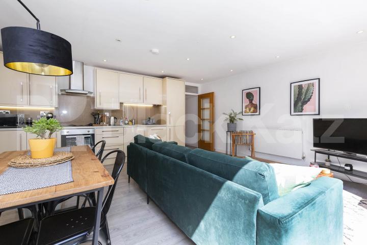 Stunning three double bedroom property with garden mins to tube Avenue Road, South Tottenham